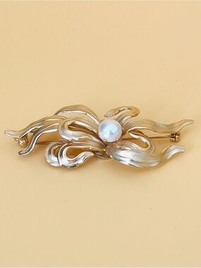Vintage gold plated brooch with faux pearl